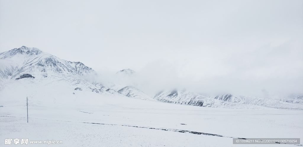 雪山与雾