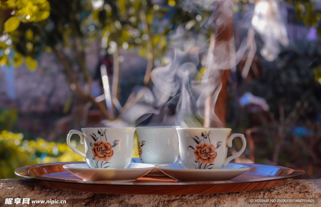 盘子与杯子