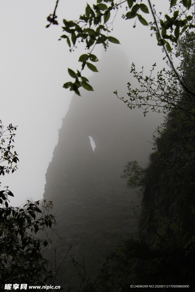 云雾中的大山