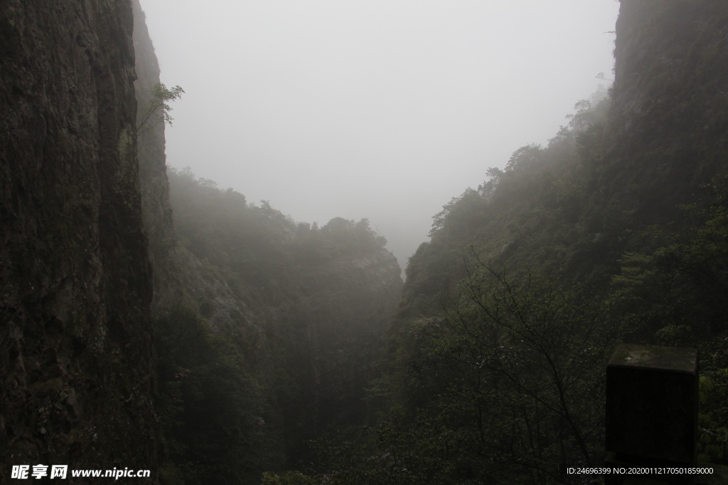 云雾中的大山