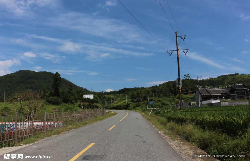 蓝天下的道路