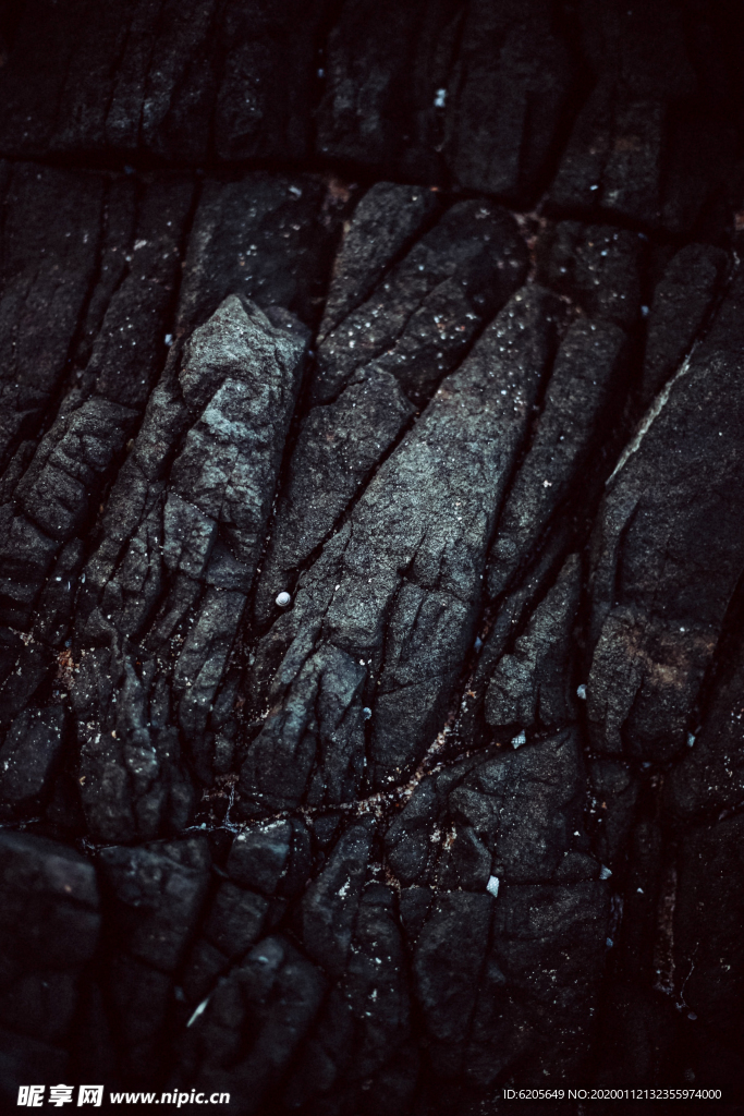 黑色岩石裂缝背景