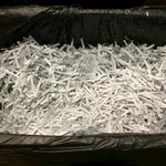 在垃圾桶里切碎的纸
