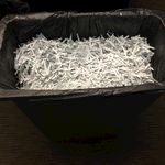 带有碎文件的垃圾桶