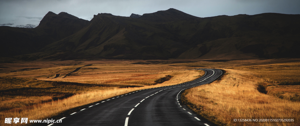 群山草地公路风景背景