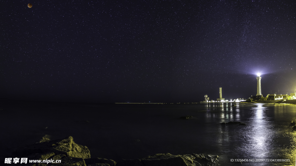 海边灯塔海水夜景星空