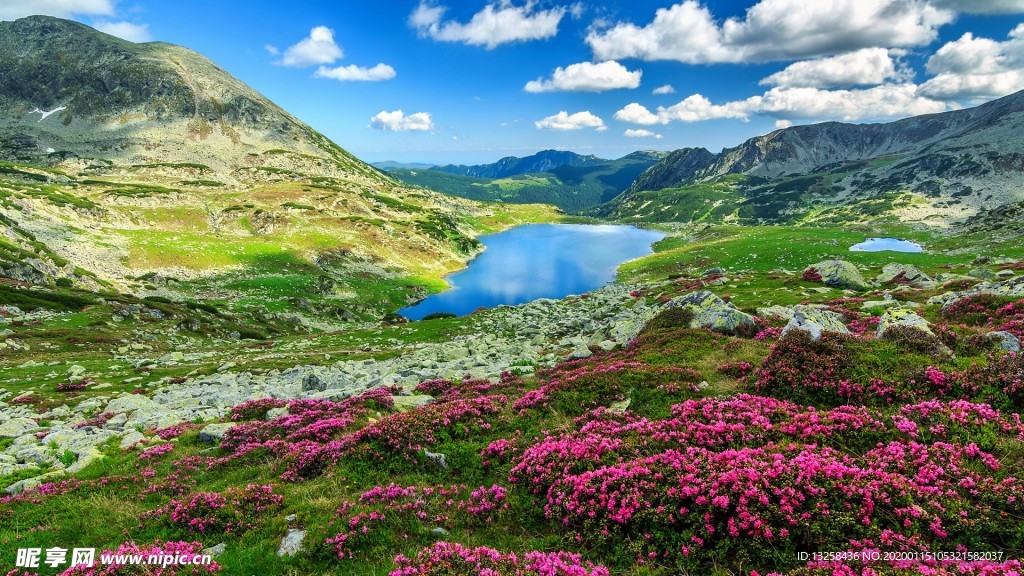 群山湖泊草地风景天空