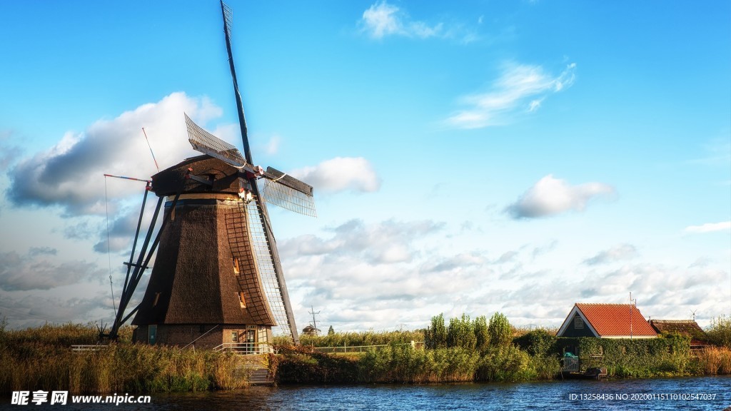 风车天空云彩河流风景