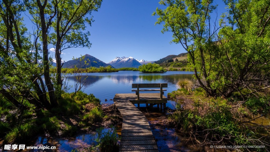 群山湖泊树木栈桥风景