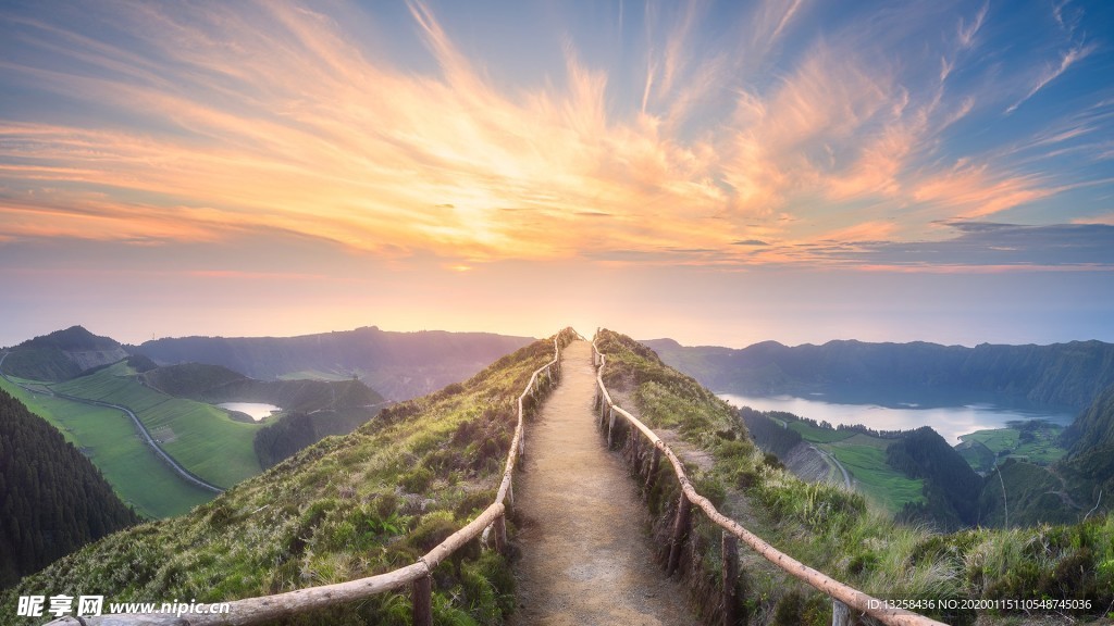 群山天空风景小路湖泊