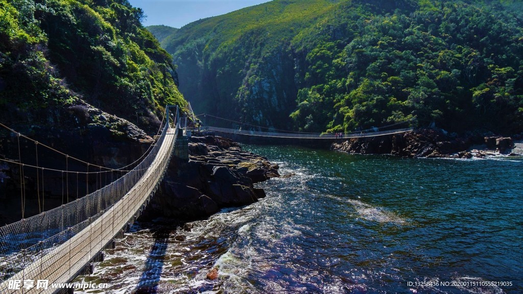 群山河水吊桥天空风景