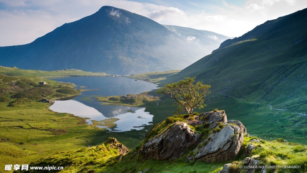 群山河流草地天空风景