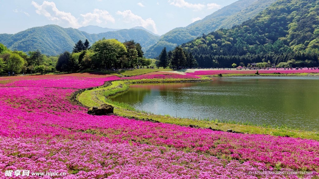 群山湖泊草地天空风景