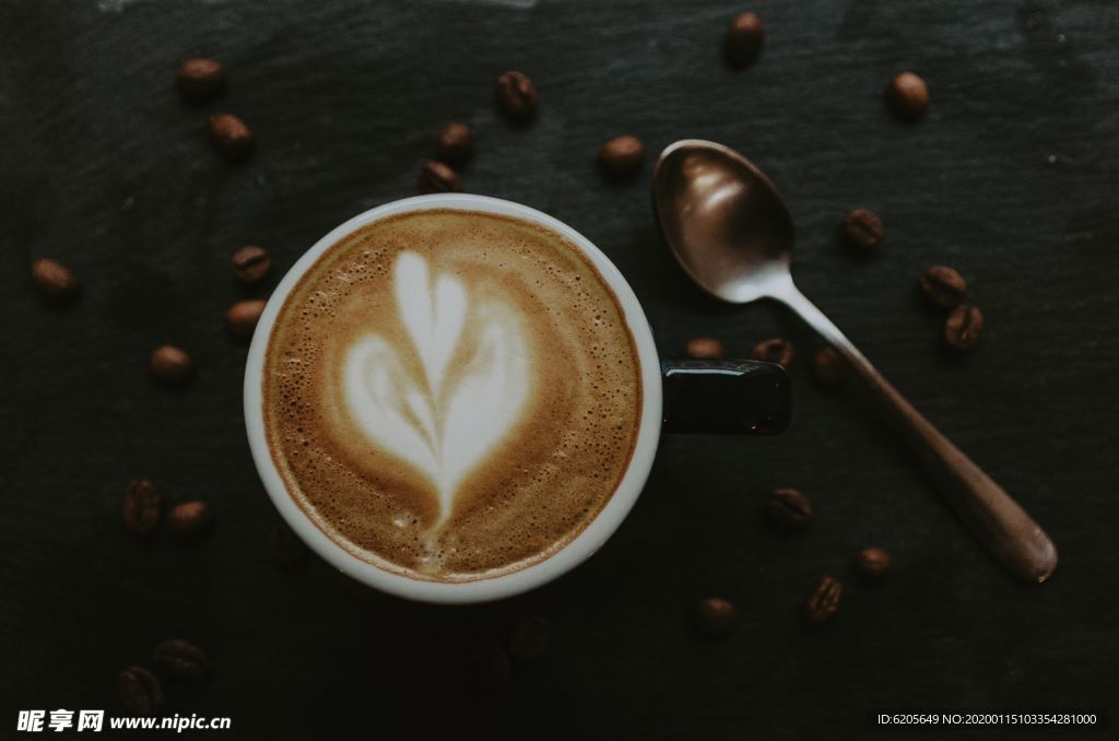 标准拉花咖啡和咖啡勺