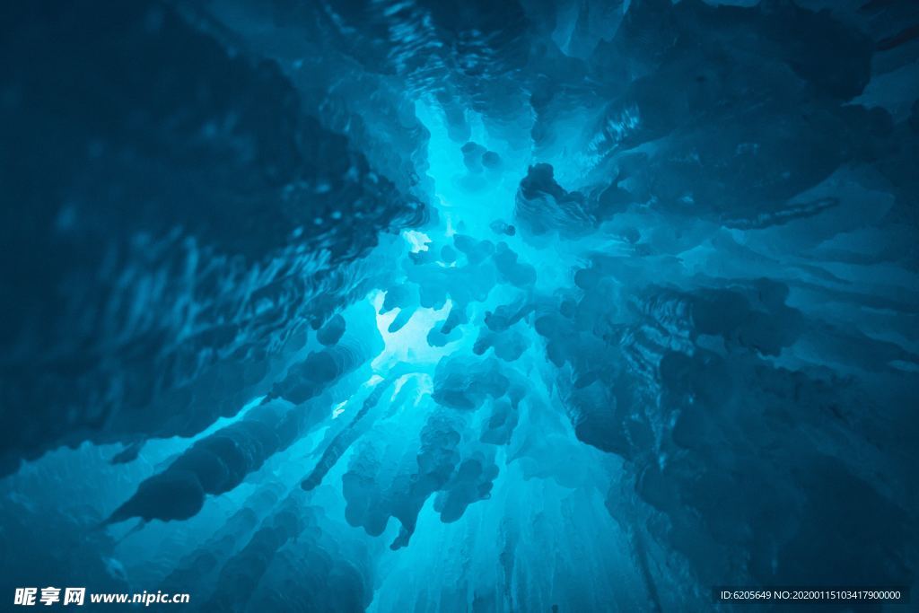 极地冰层下摄影