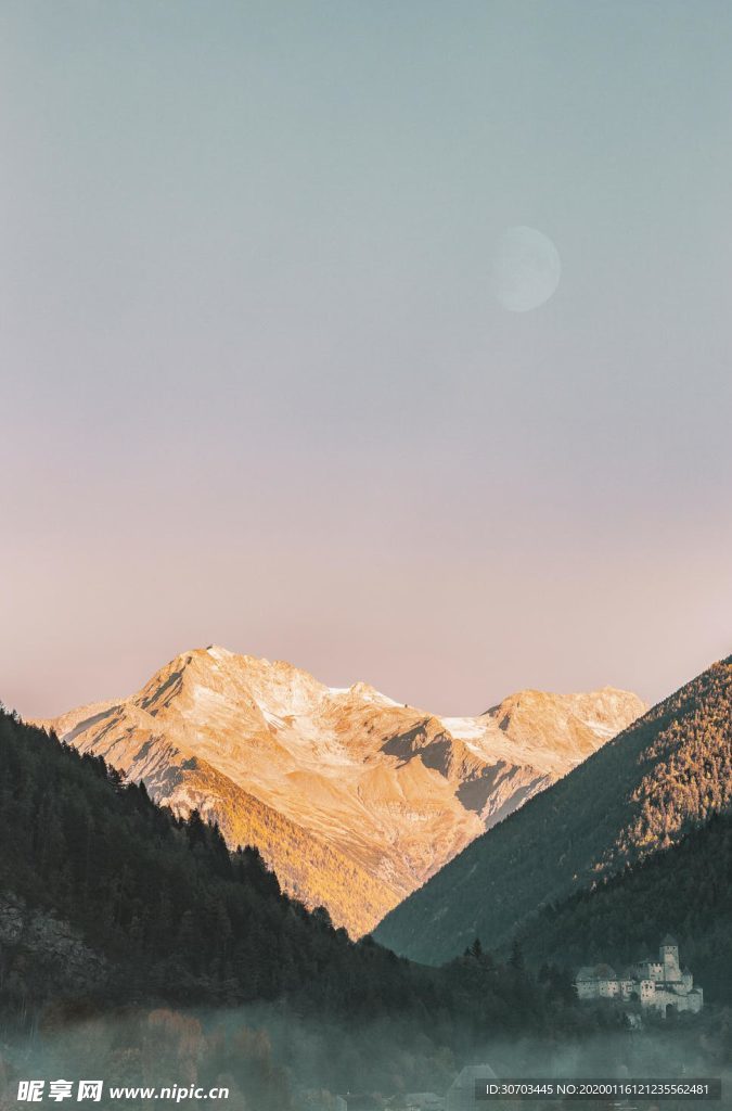 阳光与山
