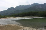 远处的山地河流