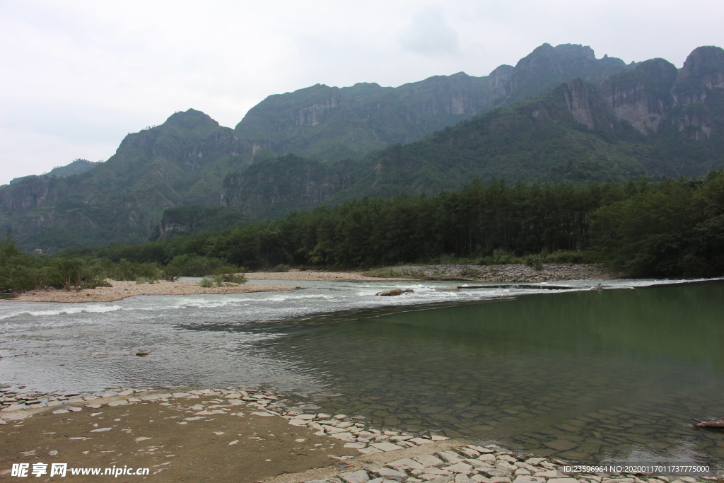 远处的山地河流