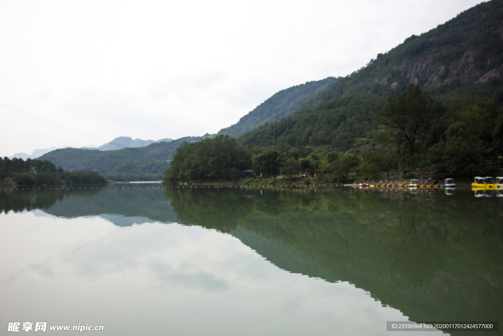 水上的高山