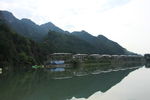 水上的高山