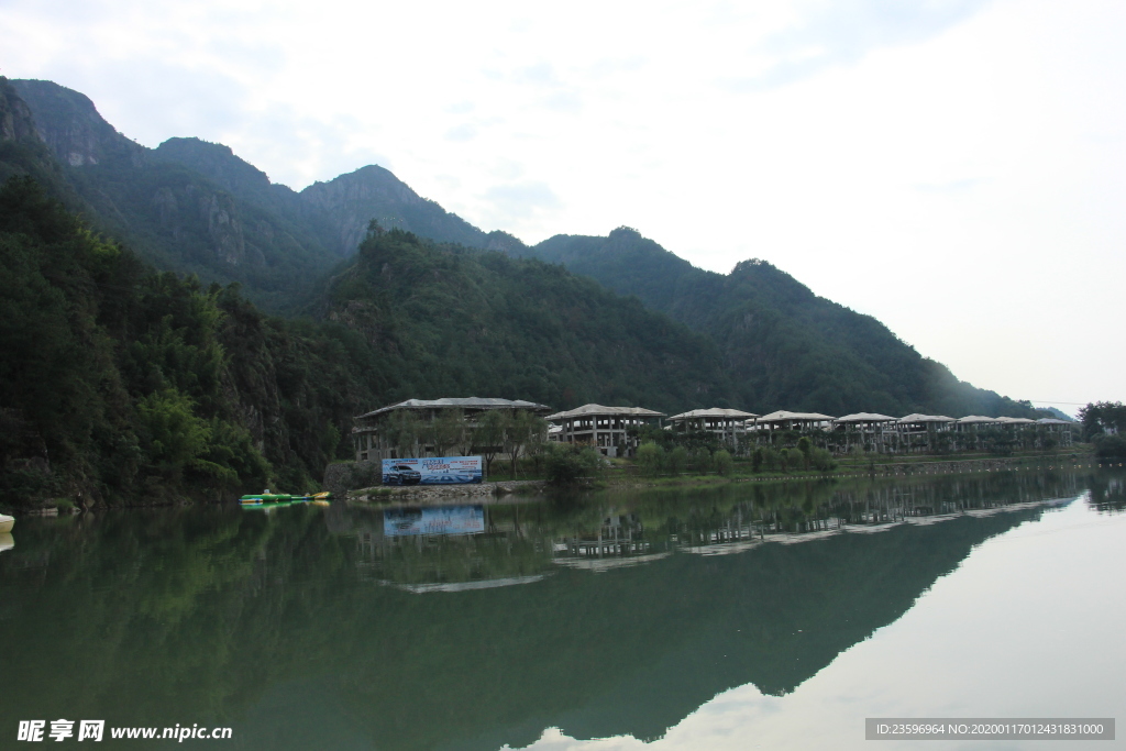 水上的高山