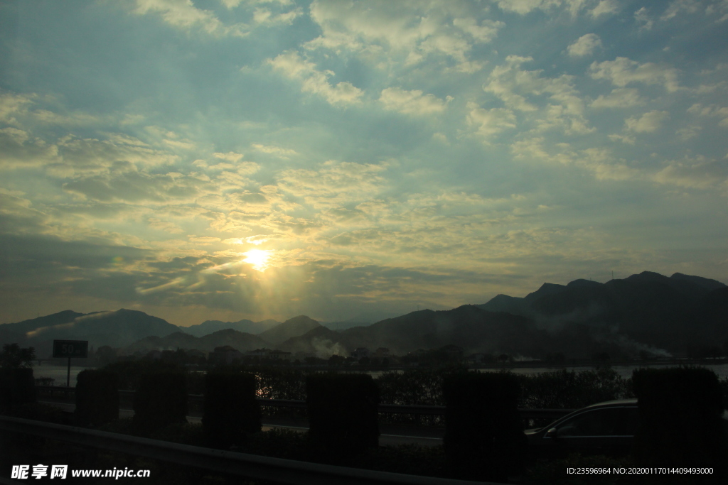 夕阳下的黑山