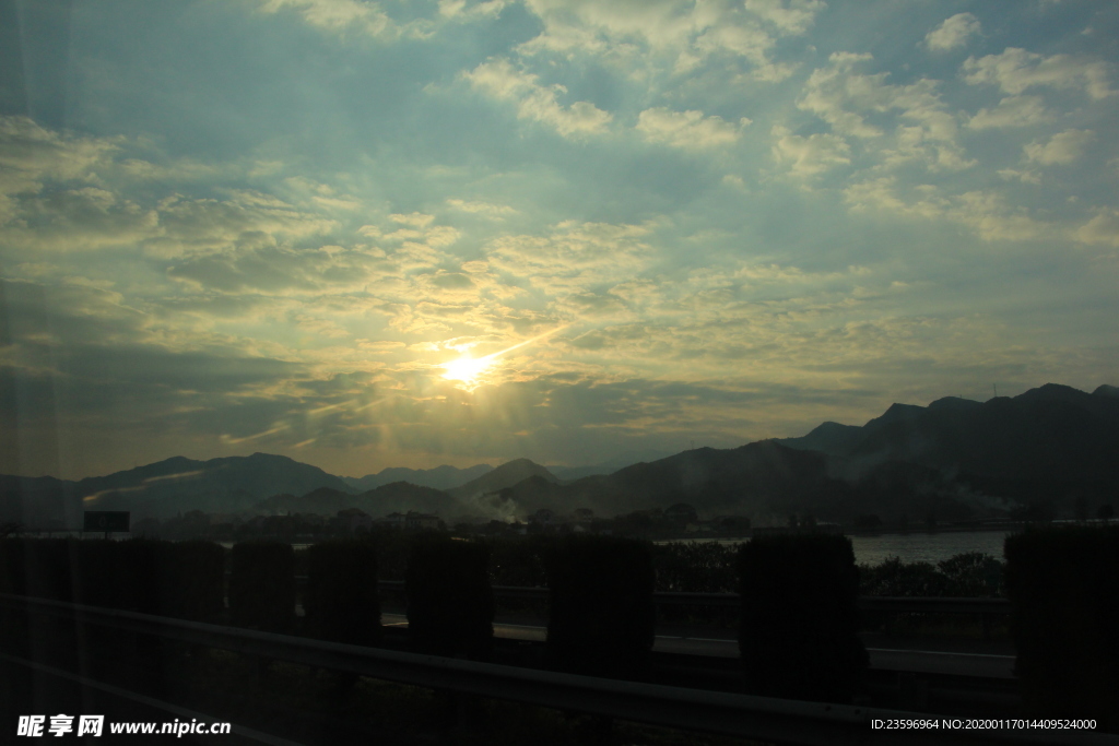 夕阳下的黑山