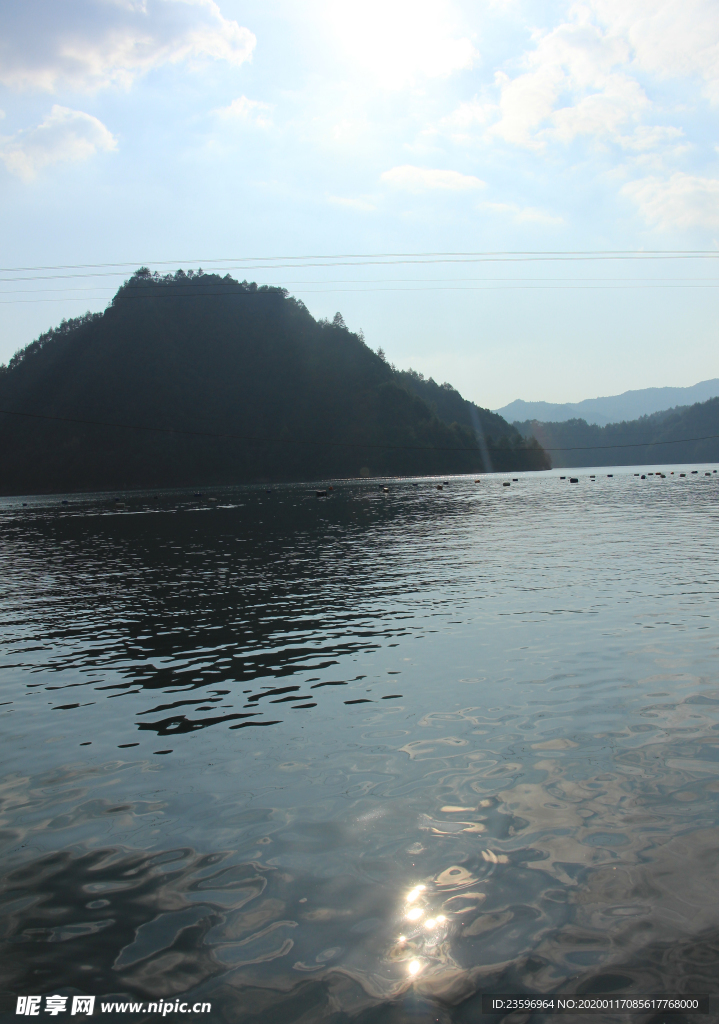 蓝天下的山地和湖泊