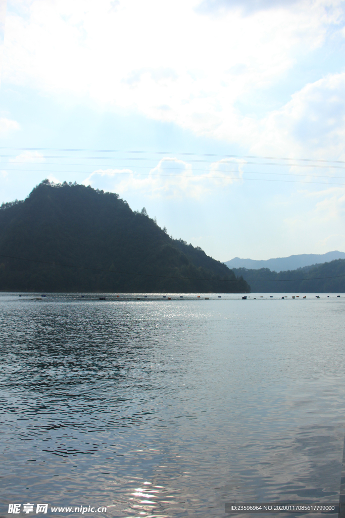 蓝天下的山地和湖泊