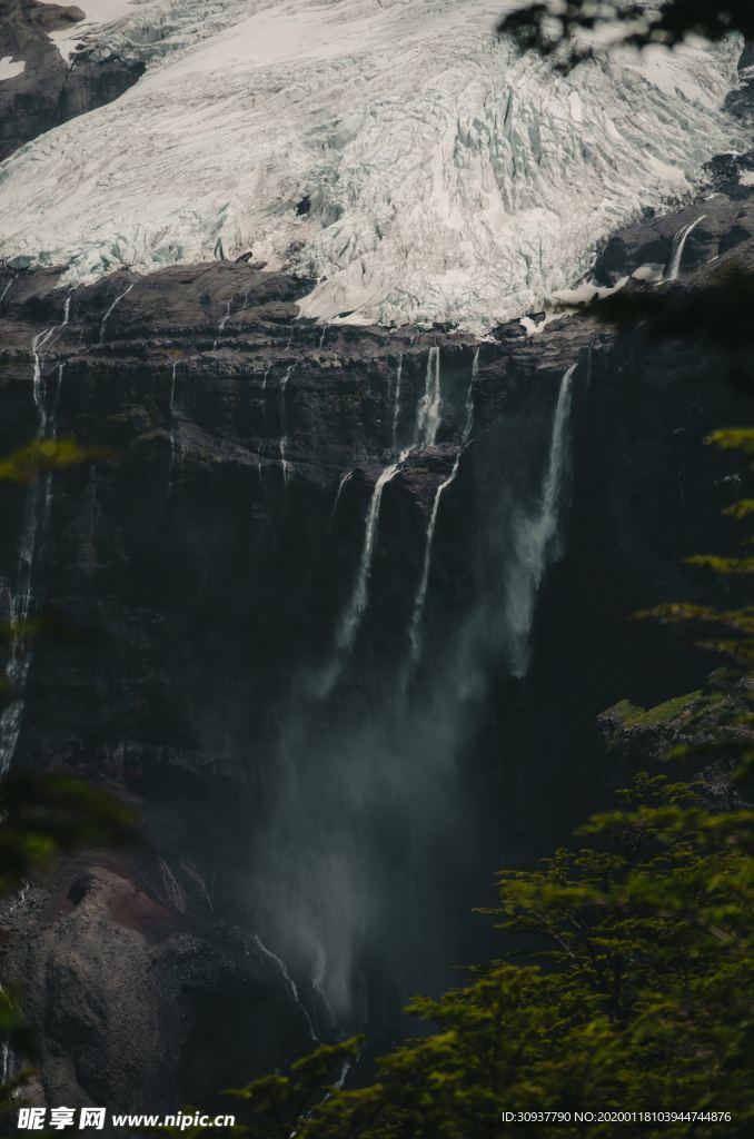 火山下的瀑布