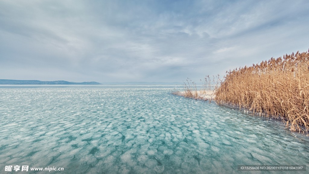 大海群山天空云彩风景