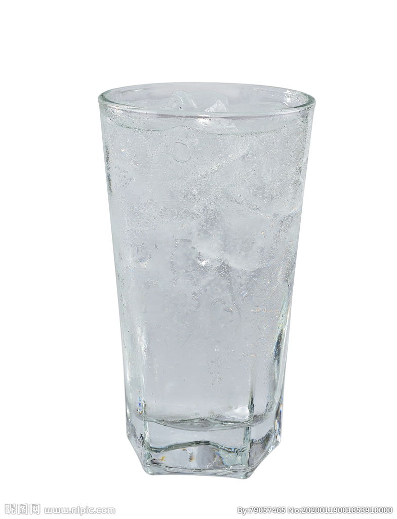 玻璃杯盛放的碳酸饮料