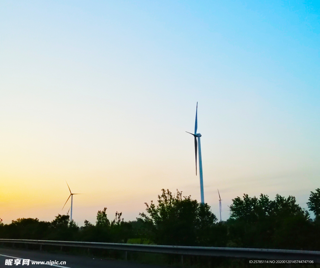 夕阳下的风车