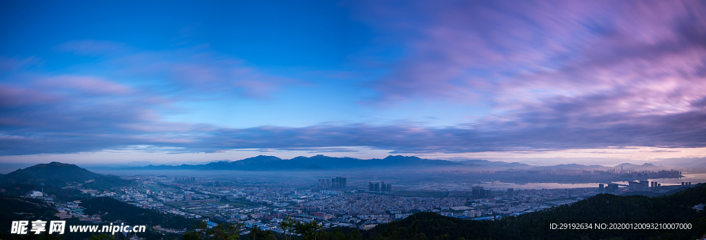 黄昏中的城市全景