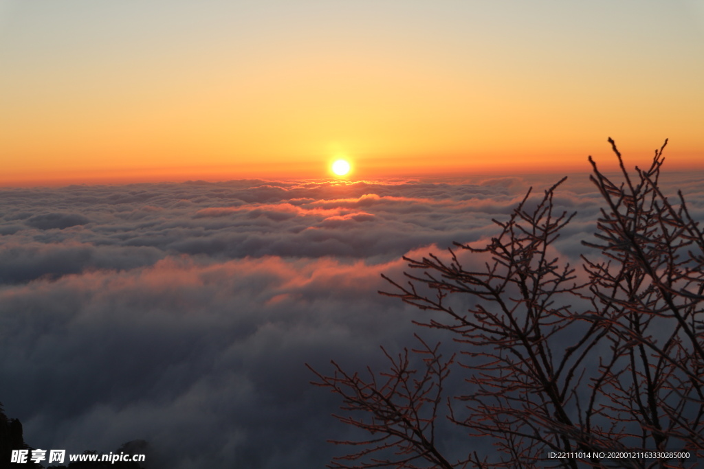 黄山冬日日出升起