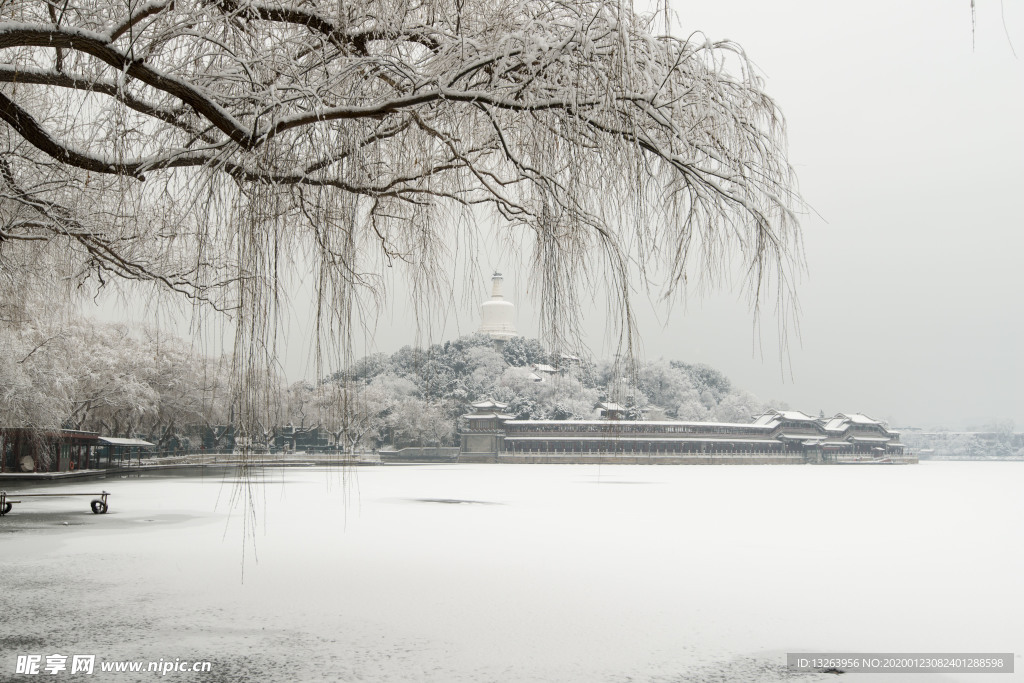 白雪映白塔