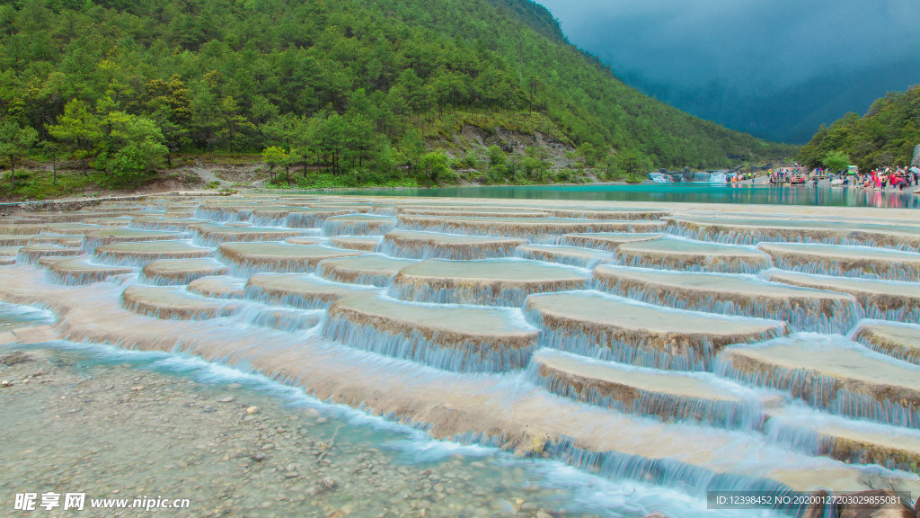 蓝月谷瀑布美景