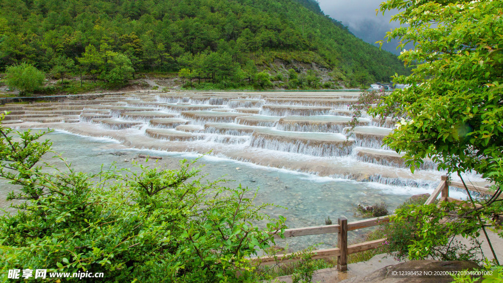 蓝月谷瀑布美景