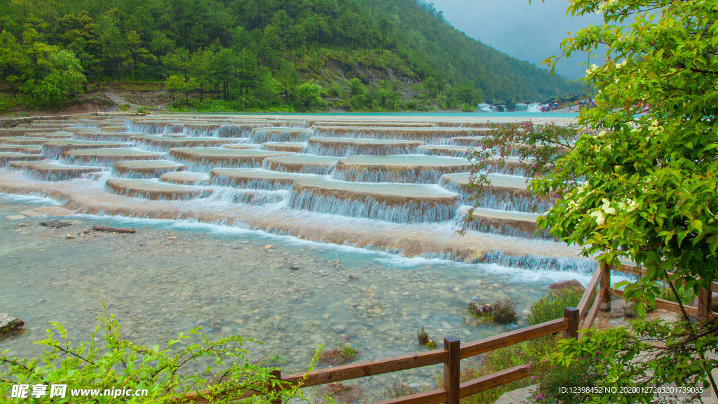 蓝月谷瀑布美景