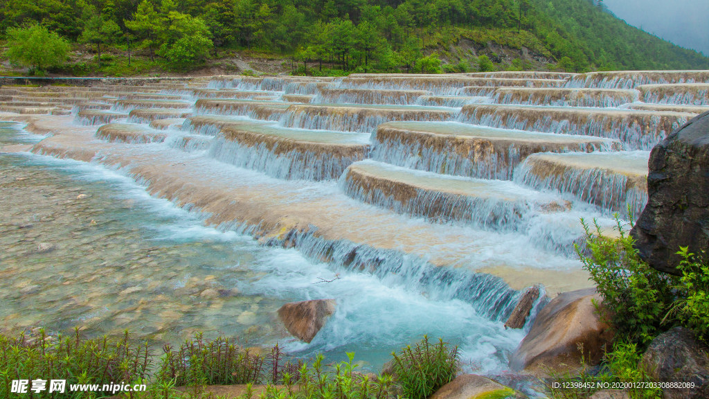 蓝月谷瀑布美景