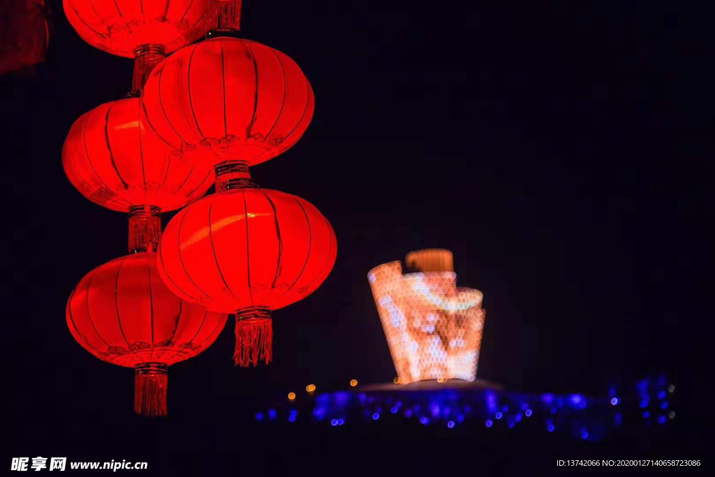夜色下的红灯笼