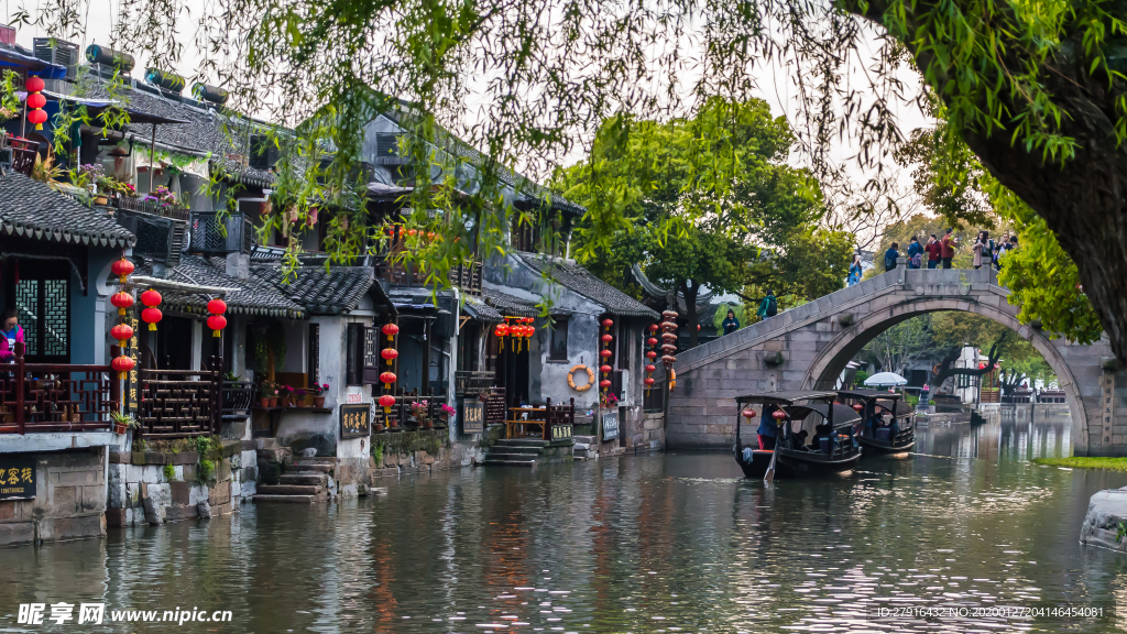 江南水乡西塘柳树船只背景