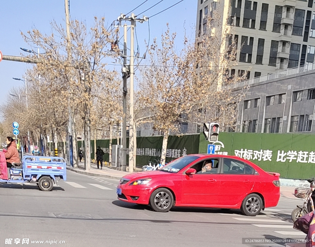 滨州市区十字路口红色汽车