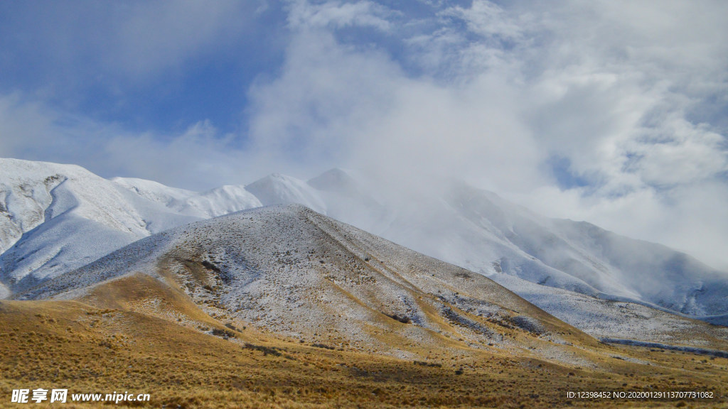云雾袅绕的雪山