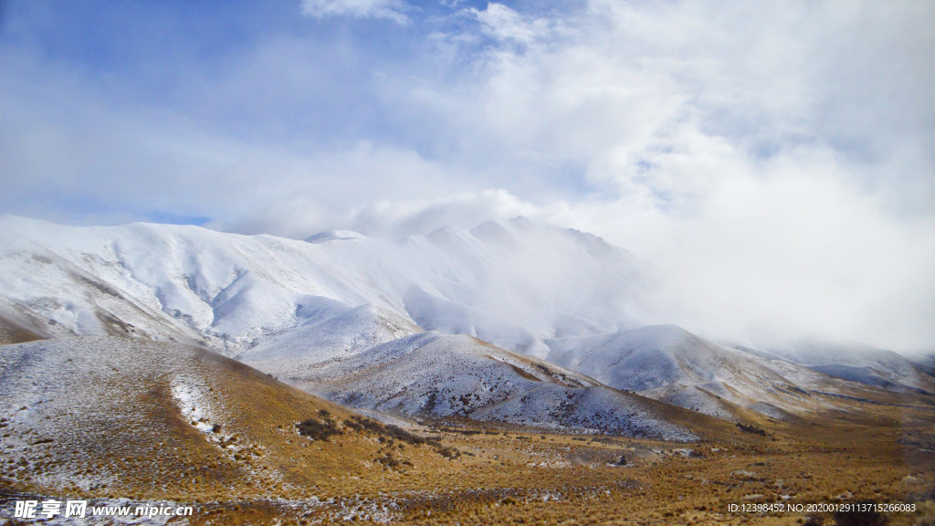 云雾袅绕的雪山