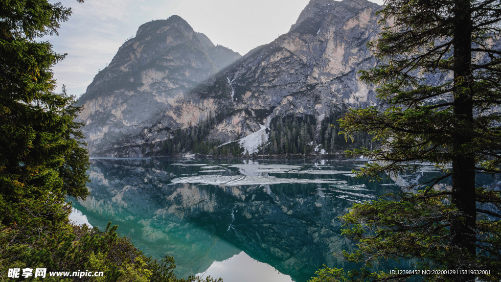 静谧的山林湖泊