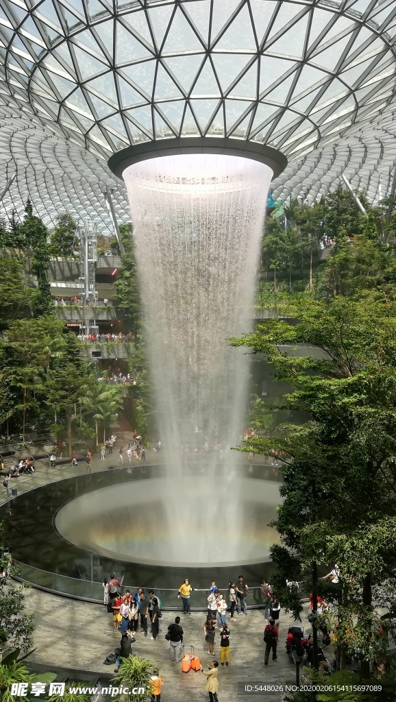 新加坡樟宜机场室内森林瀑布