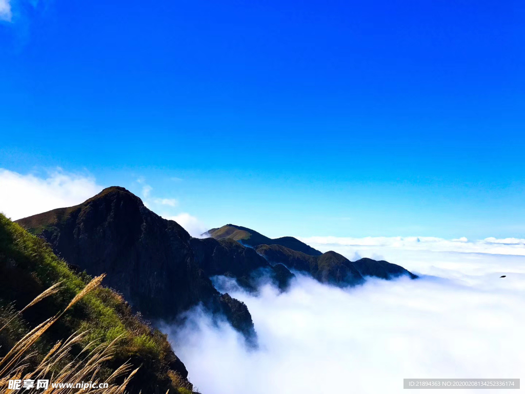 崇山峻岭  蓝天白云