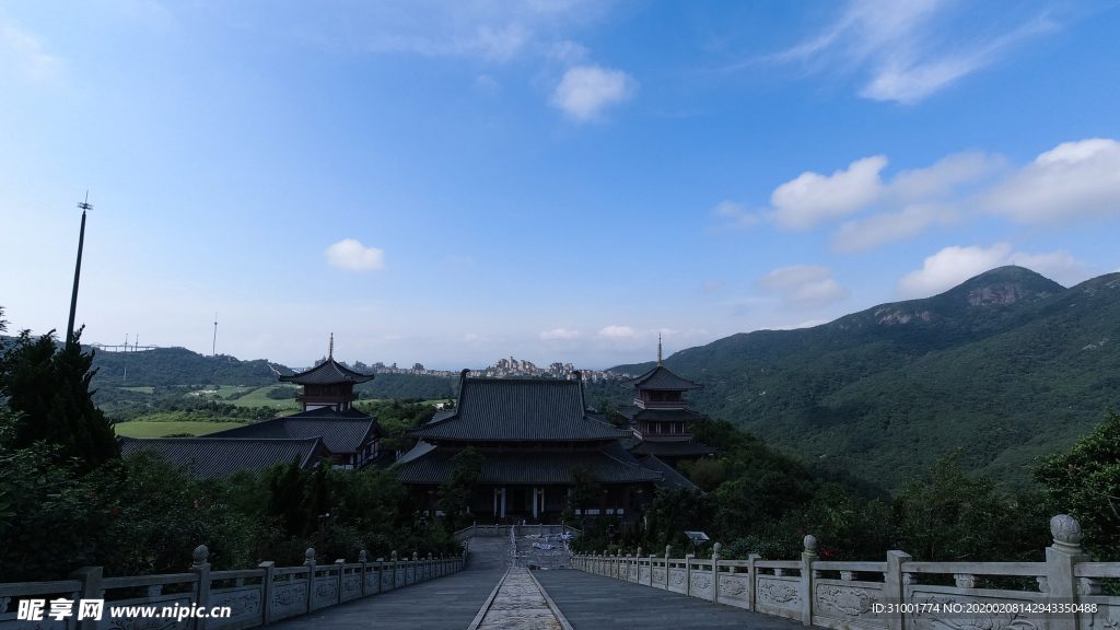 山上寺庙全景