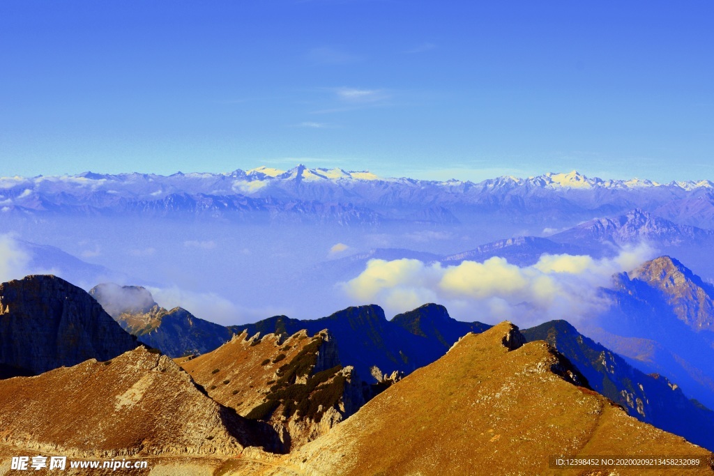 雄伟壮丽的山峰